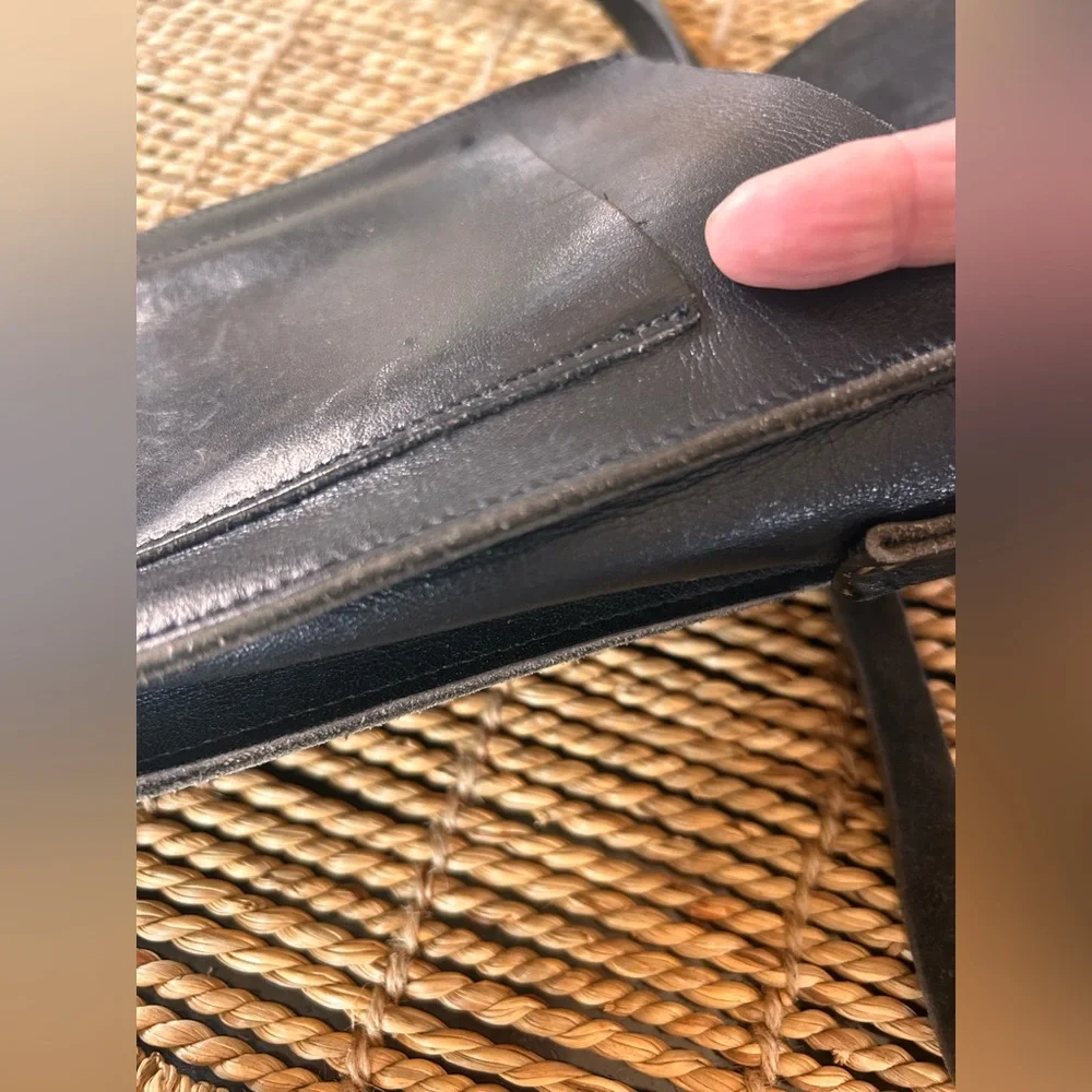 ✌️4 for $20✌️ Vintage Leather crossbody - Picture 8 of 9